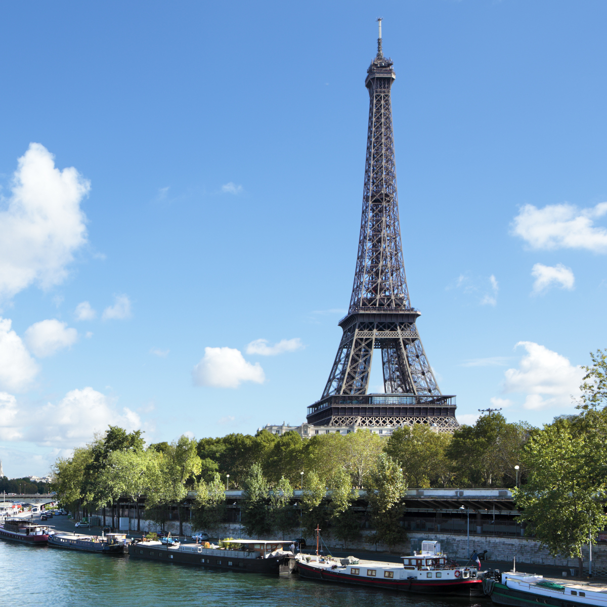 Torre Eiffel junto al río Sena en París (Francia)
